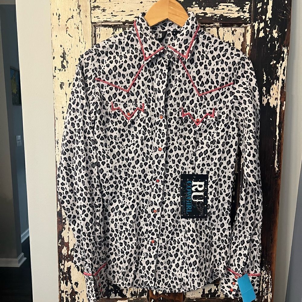 NWT RU western Cowgirl pink detailed animal print snap button down. Size Small.